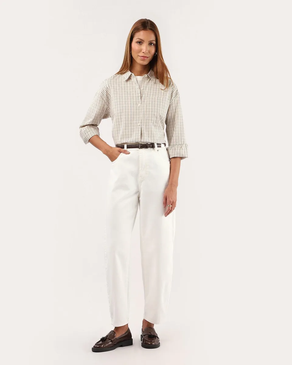 Calça barrel Branco com camisa xadrez oversized e mocassim