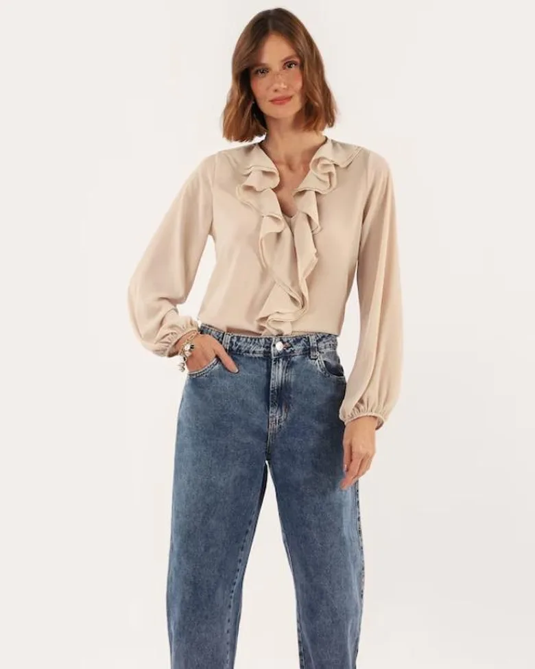 Calça barrel Jeans Médio com blusa ajustada por dentro