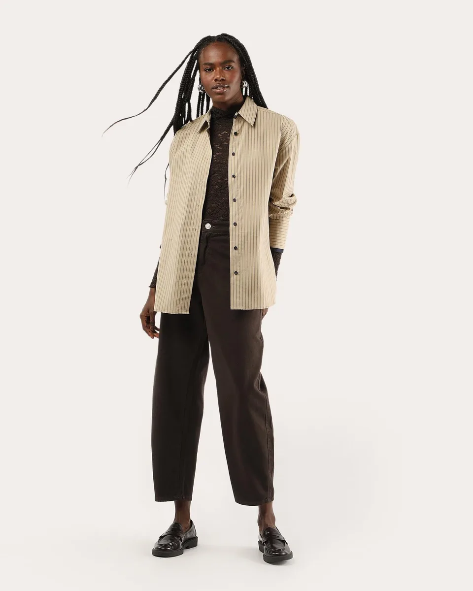 Calça barrel Marrom Escuro com sobrecamisa aberta e mocassim